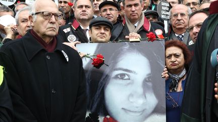 Des manifestants participent &agrave; une minute de silence en hommage &agrave; l'&eacute;tudiante&nbsp;&Ouml;zgecan Aslan, le 16 f&eacute;vrier 2015, &agrave; Ankara (Turquie). (ADEM ALTAN / AFP)