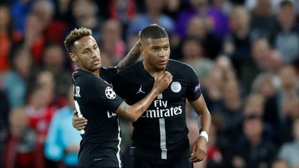 Les joueurs du PSG Neymar et Kylian Mbappé lors de la rencontre contre Liverpool au stade Anfield, le 18 septembre 2018. (CARL RECINE / REUTERS)