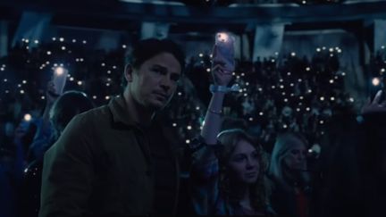 Josh Hartnett et Ariel Donoghue dans "Trap" de M. Night Shyamalan (WARNER BROS)