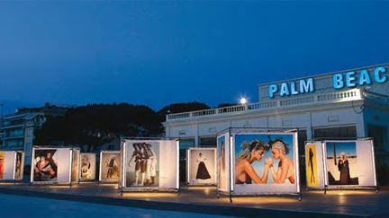 Faisant écho aux oeuvres exposées au Palm Beach, la ville de Cannes offre différents lieux d&#039;exposition où la photographie de mode s’y expose en grand. Elle se déploie à ciel ouvert pour accrocher le regard des promeneurs et aficionados le long de la Croisette, de la rue d&#039;Antibes et sur la promenade de la palmeraie de la roseraie du port Canto jusqu’au Palm Beach casino, où des espaces d&#039;exposition sont dédiés en intérieur et extérieur
 (DR)