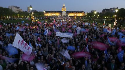 Sur l'esplanade des Invalides &agrave; paris, les opposants au mariage pour tous &eacute;taient encore nombreux mardi 23 avril, apr&egrave;s le vote du projet de loi &agrave; l'Assembl&eacute;e nationale. ( PHILIPPE WOJAZER / REUTERS)