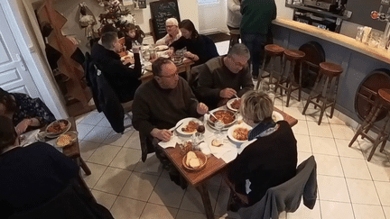 Bretagne : la jeune retraitée reprend le bar restaurant de Saint-Mayeux (France 3)