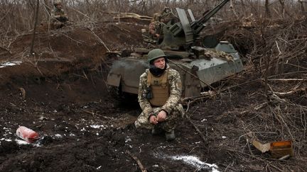 Des soldats ukrainiens dans la région de Donestsk (Ukraine), le 20 février 2024. (ANATOLII STEPANOV / AFP)