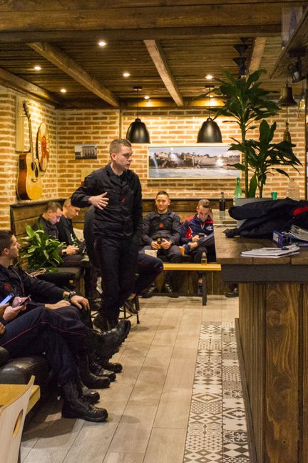 Pompiers, en "fin de contrainte caserne" dans le foyer du centre de secours de Bitche, Paris 19eme arrondissement, lundi début de soirée 2 décembre 2019. (GUILLEMETTE JEANNOT / FRANCEINFO)