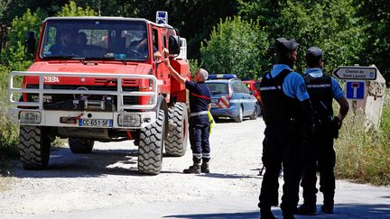 Des gendarmes et des pompiers à Gassin (Var) le 21 mai 2016 après qu'un forcené a tué un militaire du GIGN lors d'une intervention. (JEAN CHRISTOPHE MAGNENET / AFP)