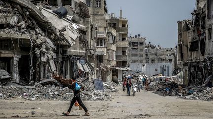 A man walks past a destroyed building in Gaza City on March 27, 2024. (- / AFP)