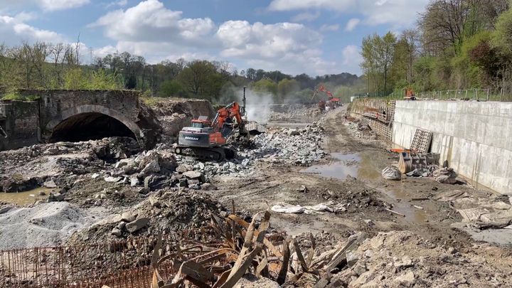 Les engins de chantier creusent le canal qui amènera l'eau de la Vienne jusqu'aux turbines de la future centrale hydroélectrique du moulin Pelgros, un site où l'énergie hydraulique est utilisée depuis le XVIe siècle. À gauche, la voute, vestige du passé du lieu, sera préservée et rénovée.&nbsp; (OLIVIER CHAUVE / RADIO FRANCE)