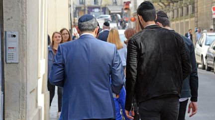 Des personnes de confession juive portant la kippa à Paris, le 10 avril 2015.&nbsp; (WINFRIED ROTHERMEL / PICTURE ALLIANCE / AFP)