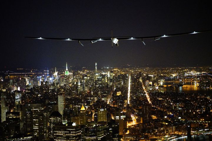 L'avion expérimental Solar Impulse 2 survole New York (Etats-Unis) avant son arrivée à l'aéroport JFK, le 11 juin 2016. (JEAN REVILLARD / REZO / AFP)