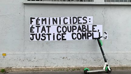 Message anti-féminicide affiché sur les murs de Paris, le 6 décembre 2019.&nbsp; (LP/ MATTHIEU DE MARTIGNAC / MAXPPP)