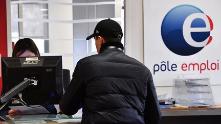 Un demandeur d'emploi dans une agende Pôle emploi de Montpellier (Hérault), le 3 janvier 2019. (PASCAL GUYOT / AFP)