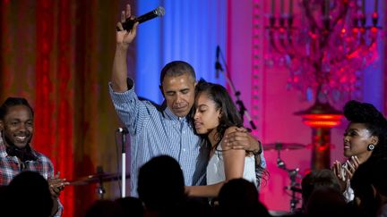 &nbsp; (Barack Obama et sa fille Malia le 4 juillet dernier, entourés du rappeur Kendrick Lamar et de la chanteuse Janelle Monaé © Carolyn Kaster/AP/SIPA)