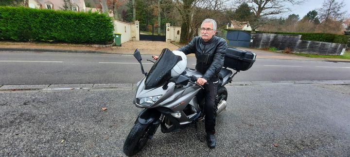 Hubert Gourden, responsable de la Fédération des motards en colère&nbsp;des Yvelines, à Saint-Lambert, le 3 janvier 2022.&nbsp; (SANDRINE ETOA-ANDEGUE / RADIO FRANCE)