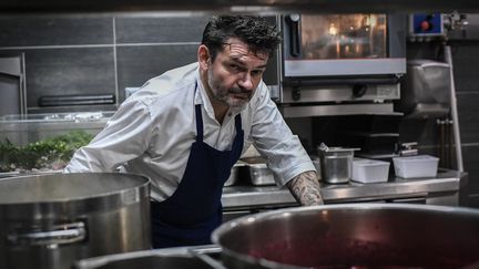 Stéphane Jégo, chef au restaurant "L'Ami Jean" à Paris. (STEPHANE DE SAKUTIN / AFP)