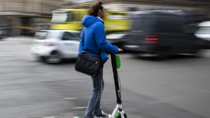 Un homme faisant de la trottinette electrique dans les rues de la capitale. Photo d'illustration. (ALEXIS SCIARD / MAXPPP)