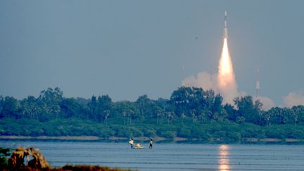 Lancement d'un satellite de communication militaire indien, depuis Sriharikota (Inde), le 19 décembre 2018. (ARUN SANKAR / AFP)