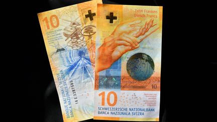 Deux billets de 10 francs suisses, photographiés le 6 avrli 2016 à Lausanne. (FABRICE COFFRINI / AFP)