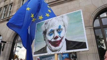 Le visage du premier ministre britannique, Boris Johnson, grimé en Joker, sur une pancarte à Londres, le 19 octobre 2019. (MAXPPP)