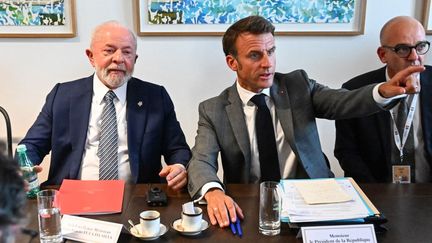 Le président brésilien Lula et son homologue français Emmanuel Macron, lors d'une rencontre à Bruxelles (Belgique), le 17 juillet 2023. (AFP)