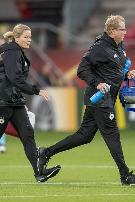 Des soigneurs entrent sur le terrain lors d'un match de l'Euro féminin de football, le 25 juillet 2017, à&nbsp;Utrecht (Pays-Bas). (ANKE WAELISCHMILLER / SVEN SIMON / AFP)