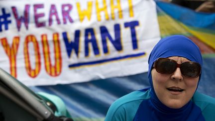 Une femme portant un burkini à Londres lors d'une manifestation le 25 août 2016 devant l'ambassade de France (JUSTIN TALLIS / AFP)