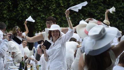 Paris : le dîner en blanc fête ses 30 ans aux Invalides