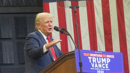 L'ancien président américain Donald Trump prononce un discours lors d'un meeting à l'université d'Etat du Montana, à Bozeman (Etats-Unis), le 9 août 2024. (BRENDAN GUTENSCHWAGER / ANADOLU / AFP)