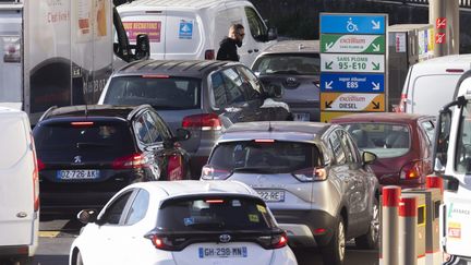 Embouteillage pour accéder à une station-service de Paris, le 7 octobre 2022. (VINCENT ISORE / MAXPPP)