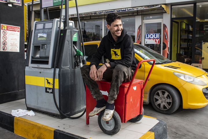 Anis Bouallegui dans la station service de Sidi Bouzid en Tunisie, le 6 février 2021. (ELISE LAMBERT/FRANCEINFO)