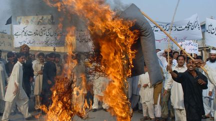 Manifestation au Pakistan le 18 mars 2008 pour protester contre la publication au Danemark de caricatures de Mahomet. L'effigie brûlée est celle du Premier ministre danois. (MK CHAUDHRY / EPA)