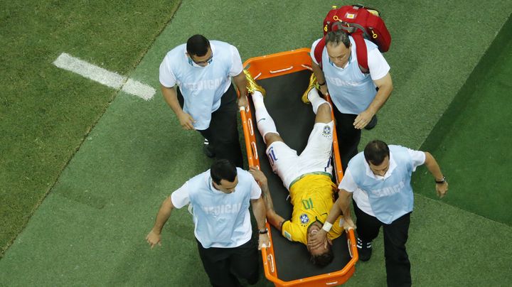 Neymar sort sur civi&egrave;re, lors du quart de finale du Br&eacute;sil contre la Colombie, vendredi 4 juillet, &agrave; Fortaleza. (FABRIZIO BENSCH / AFP)