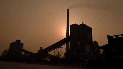 Une usine de goudron rejette sa fumée toxique dans l'air de New Delhi. (AFP PHOTO / MONEY SHARMA)