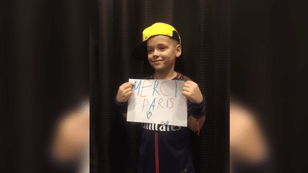 Maël, 9 ans, atteint d'un cancer, a été couvert de cadeaux par le PSG après un message lancé sur Twitter, a annoncé sa mère le 22 novembre 2017. (HOTMDELPHINE / TWITTER)