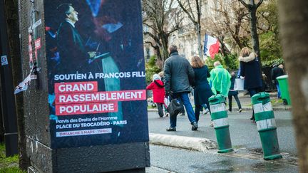 Plusieurs milliers de personnes se sont réunies dimanche 6 mars à Paris en soutien à François Fillon.&nbsp; (SIMON GUILLEMIN / HANS LUCAS)