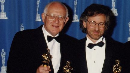 Branko Lustig (à gauche) et Steven Spielberg à la cérémonie des Oscars 1994 pour le film "La liste de Schindler". (FRANK TRAPPER / CORBIS ENTERTAINMENT / GETTY IMAGES)