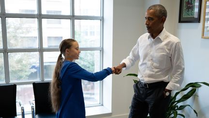 L'ancien président des Etats-Unis, Barack Obama, salue l'activiste suédoise Greta Thunberg, le 16 septembre 2019 à Washington.&nbsp; (THE OBAMA FOUNDATION / AFP)