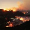 Des flammes et de la fumée causées par le feu aux abords de la localité de Topanga, près de Los Angeles (Californie), le 9 janvier 2025. (DAVID SWANSON / AFP)