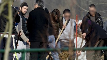 Des proches, dont Abid Aberkan (à g.), assistent à l'enterrement du &nbsp;frère de Salah Abdeslam, Brahim Abdeslam, l'un des terroristes des attaques du 13 novembre à Paris, le 17 mars 2016 à Bruxelles.&nbsp; (BELGA)