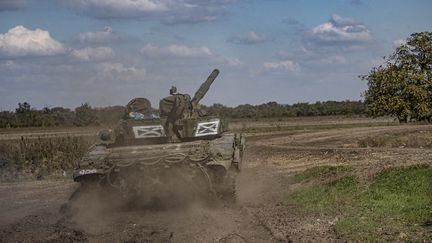 Des soldats ukrainiens patrouillent dans la région de&nbsp;Kherson, en Ukraine, le 7 octobre 2022. (METIN AKTAS / ANADOLU AGENCY / AFP)