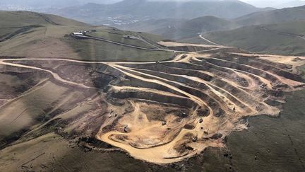 La mine Gedabek d'où sont extraites les tonnes de roches nécessaires à la production d'or, présentée sur le site internet de la compagnie minière qui l'exploite. (ANGLO ASIAN MINING)