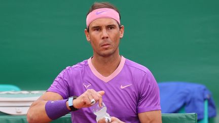 Rafal Nadal durant une pause lors de son match contre Andrey Rublev, en quart de finale du Masters 1000 de Monte-Carlo, le 16 avril 2021. (VALERY HACHE / AFP)