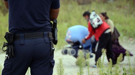 Un campement de Roms est &eacute;vacu&eacute; par la police, le 28 ao&ucirc;t 2012, &agrave; Saint-Priest, pr&egrave;s de Lyon (Rh&ocirc;ne). (PHILIPPE DESMAZES / AFP)