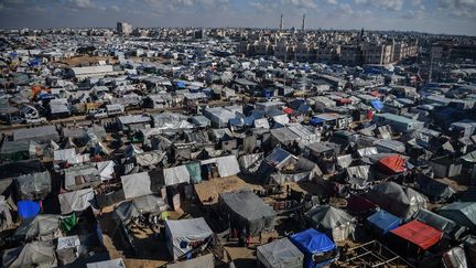 Un camp de réfugiés aux abord de la ville de Rafah, dans le sud de la bande de Gaza, le 10 février 2024. (ABED ZAGOUT / ANADOLU / AFP)