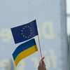 Les drapeaux ukrainien et européen lors d'une manifestation de soutien à l'Ukraine à Dusseldorf (Allemagne), le 19 juin 2022. (YING TANG / NURPHOTO / AFP)