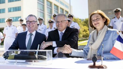 Le Premier ministre australien, Scott Morrison (au centre), le ministre de la Défense, Christopher Pyne (à gauche) et la ministre des Armées française, Florence Parly (à droite), lundi 11 février 2019 à Canberra (Australie). (JAY CRONAN / AUSTRALIA DEPARTMENT OF DEFENCE / AFP)