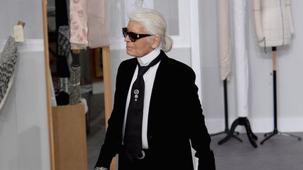 Karl Lagerfeld arrive au show Chanel haute couture automne-hiver 2016-2017. (GETTY IMAGES)