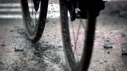 Un coureur cycliste se fait tirer dessus au retour de l'entraînement, le 17 avril 2018. (YORICK JANSENS / BELGA MAG / AFP)