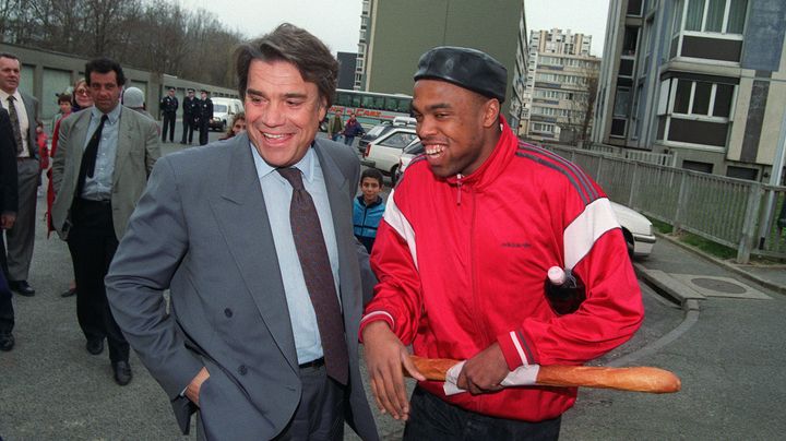 Ministre de la Ville, il plaisante le 10 mars 1993 avec un jeune habitant d'une cit&eacute; d'Athis-Mons (Essonne). (GEORGES BENDRIHEM / AFP)