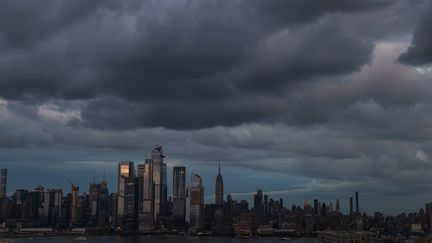 Des nuages au-dessus du quartier de Manhattan, à New York (Etats-Unis), à l'approche de l'ouragan Henri, le 20 août 2021. (TAYFUN COSKUN / ANADOLU AGENCY / AFP)