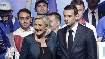 Marine Le Pen et Jordan Bardella lors d'un meeting avant les élections européennes, à Paris, le 2 juin 2024. (STEPHANE DE SAKUTIN / AFP)